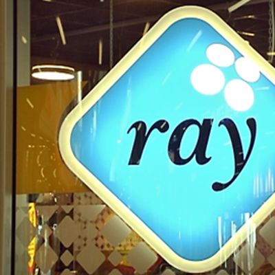 Raha-automaattiyhdistyksen logo valomainoksessa.