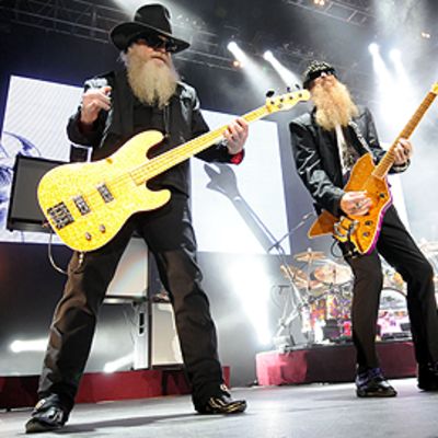 ZZ Topin jäsenet Dusty Hill ja Bill Gibbons esiintyvät lavalla Unkarissa lokakuussa vuonna 2009.