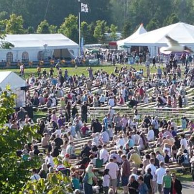 Jazzyleisöä Pori Jazzin Kirjurinluodon konsertissa.