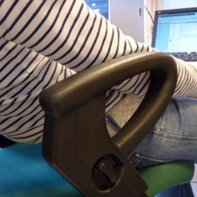 Selkäkipu on taattu, jos työpäivät istuu näin.