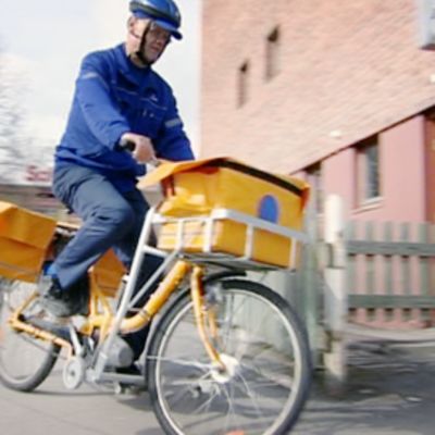 Postityöntekijä Juha Räisänen ajaa Itellan sähköpyörää.