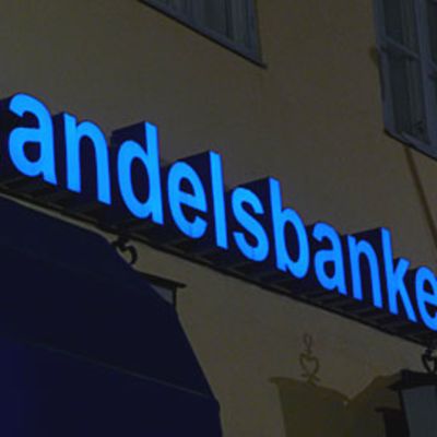 Handelsbankenin valokirjaimet seinässä.