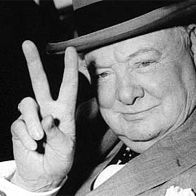 Iso-Britannian pääministeri Winston Churchill näyttää voitonmerkkiä