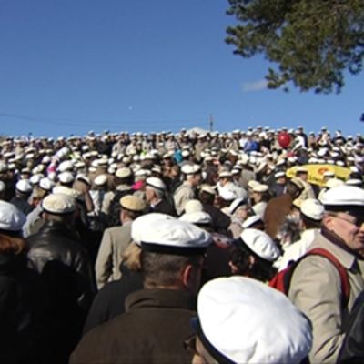 Vappuväkeä Kaivopuistossa Helsingissä.
