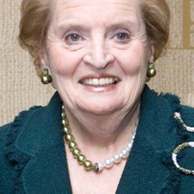 Madeleine Albright rintapielessään suurikokoinen kultainen käärmekoru.