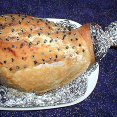 Paistettu kinkku tarjoiluvadilla