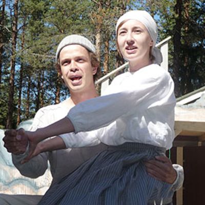 Kuvassa Kalajoen kesäteatterin näyttelijöitä Myrskyluodon Maijassa