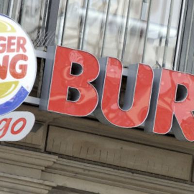 Burger King hampurilaisravintolan mainoskyltit.