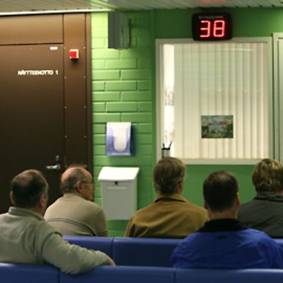 Ihmiset odottavat Kouvolan terveysasemalla vuoroaan.