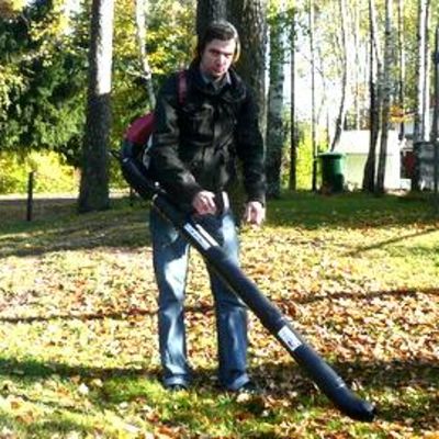 Reportteri testaa lehtipuhallinta.