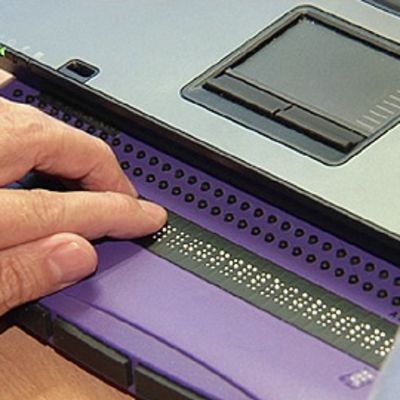 Sokea mies käyttää tietokonetta