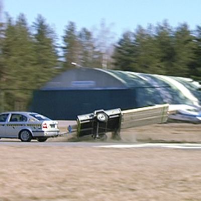Henkilöauto ja heittelehtivä peräkärry