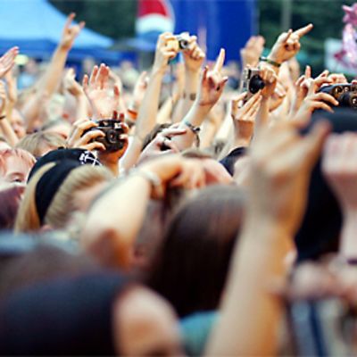 Yleisömeri rockfestivaaleilla.