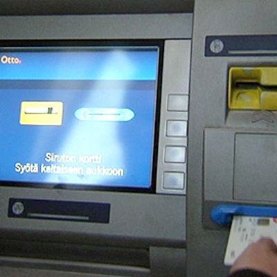 Pankkiautomaatilla