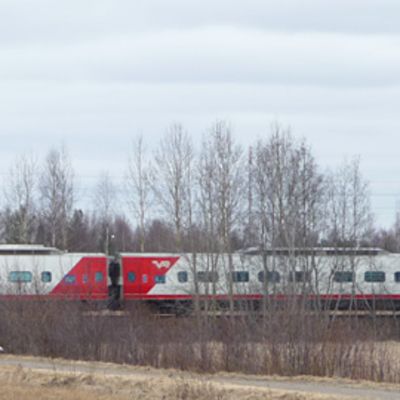 Kuvassa Pendolino keväisessä maisemassa peltojen keskellä.