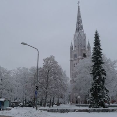 Keski-Porin kirkko talviasussaan.