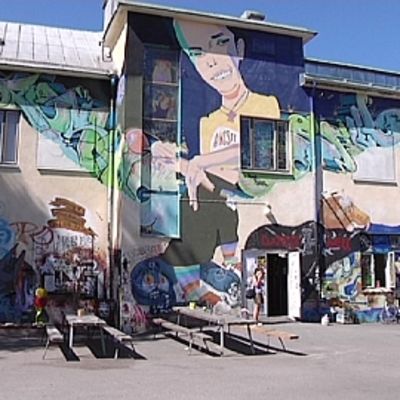 Graffiteita Anniksen sisäpihalla. Annis juhlii 30-vuotista taivaltaan vuonna 2010.