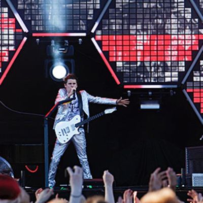 Muse esiintymässä Helsingin Kaisaniemessä