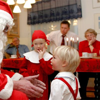 Joulupukki tenttaa lasten kiltteysastetta.
