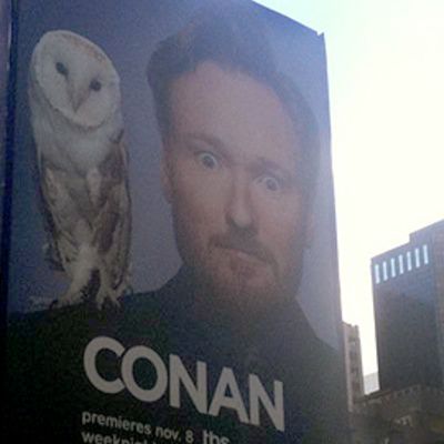 Conan O'Brienin suuri mainostaulu New Yorkin Times Squarella.