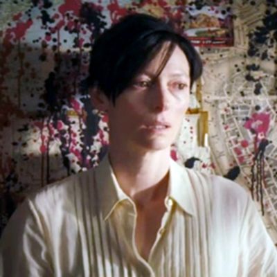 Tilda Swinton elokuvassa We Need to Talk About Kevin.