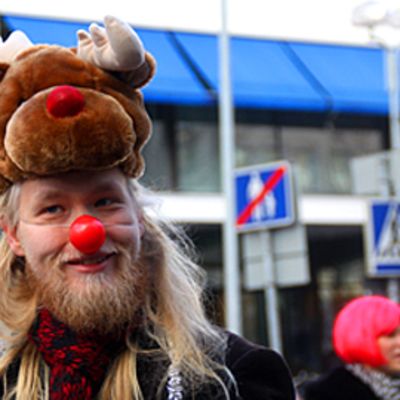 Improvisaatioteatteri Uniikki Unikorni esiintyi vuoden 2010 Nenäpäivänä Rotuaarilla.