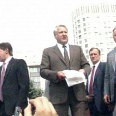 Boris Jeltsin puhuu panssarivaunun päällä elokuussa 1991.