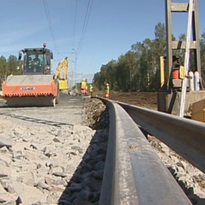 Pohjanmaan junarataa korjataan. Jyrä ja työmiehiä kiskojen luona.