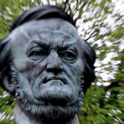 Richard Wagnerin patsas Bayreuthin Festivaaliteatterin luona Saksassa..