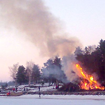 Pääsiaiskokko Kokkolan Halkokarin rannassa.