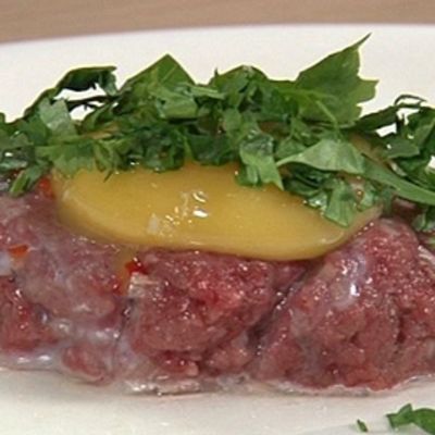 Mausteinen tartar rotukarjan lihasta