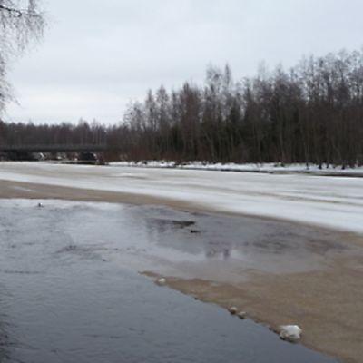 Perhonjoki keväällä.