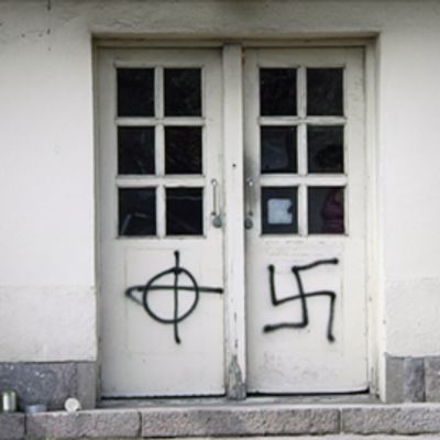 Helsingin Setan toimiston natsisymbolein töhrityt ovet.