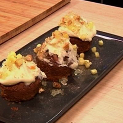 Porkkanamuffinit lautasella Voita ja Sokeria ohjelmassa.