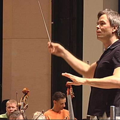 Hannu Lintu johtaa orkesteria.