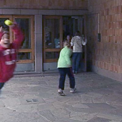 Koululaisia välitunnilla
