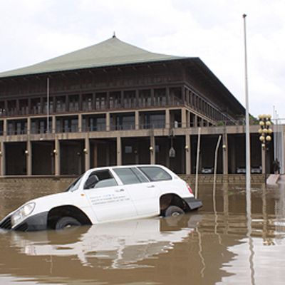 Tulvaveden kaatama auto Sri Lankan parlamenttirakennuksen edustalla.