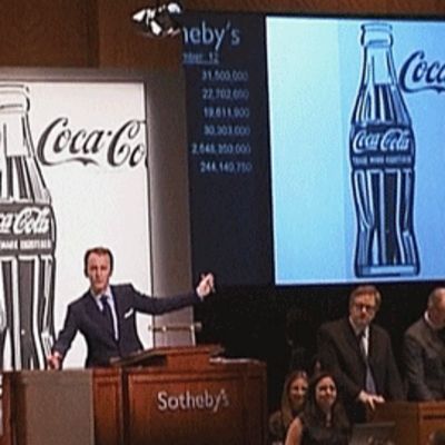 Pop-taiteilija Andy Warholin Coca Cola -pulloa kuvaava maalaus myytiin Sothebyn huutokaupassa.
