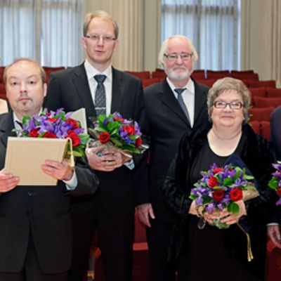 Kulttuurirahasto Alfred Kordelinin säätiön palkitut: Osuuskunta Kapsäkin edustaja Reetta Ristimäki, Panu Tuomi, Mikko Ritala, arkkitehti, professori Juhani Pallasmaa, näyttelijä Ritva Valkama ja professori Jorma Hynninen