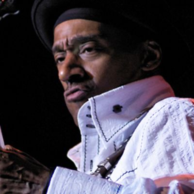 Marcus Miller katsoo tiukkana basson kieliin.