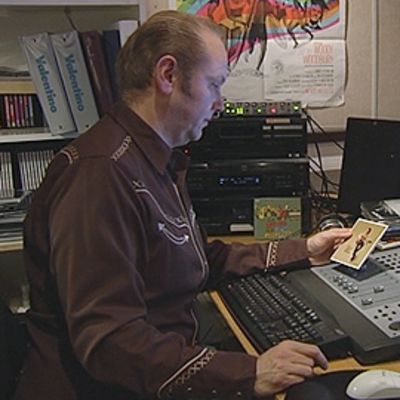Mies käyttämässä studiolaitteita.