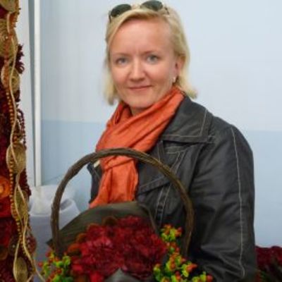 Kukkasidonnan suomenmestari Niina Minkkinen.