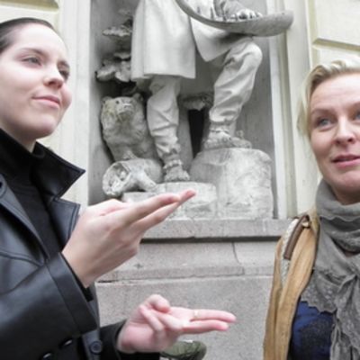 Viittomakielen tulkkiopiskelija Mira Laakso ja näyttelijä Heli Sutela.