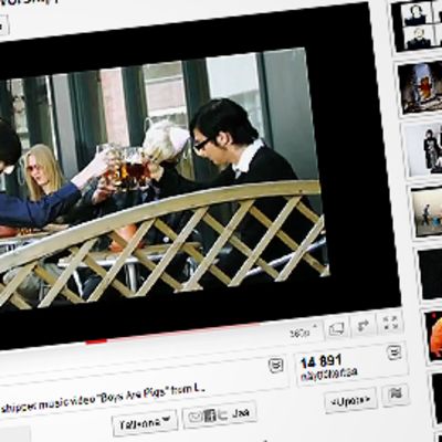 Kuva Youtube-sivusta, jossa on esillä musiikkivideoita ja videosoitin, jossa on kuva I was a teenage satan worshipper -yhtyeen videosta.