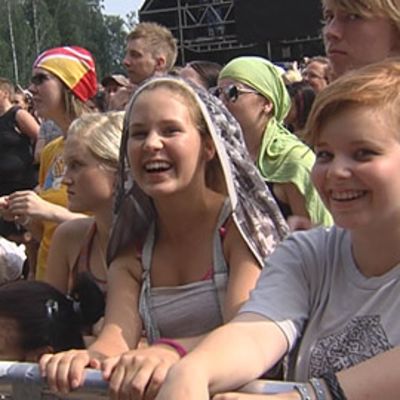 Tyttöjä eturivissä