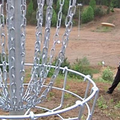 Puttaus frisbeegolfissa.