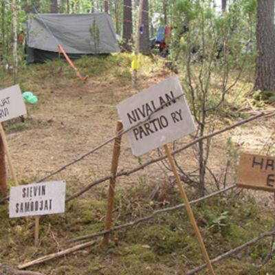 Kilkessä Lapa-alaleirin Luhta-kylässä majailevat Haapajärven eäpartio, Nivalan partio, Viesojat Ylivieskasta, Sievin Samoojat ja Salmen Samoajat.