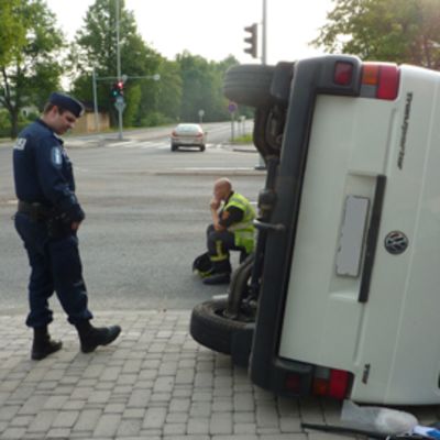 Kyljelleen kaatunut pakettiauto risteyksessä