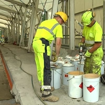 Työmiehet sekoittavat sementtiä siltatyömaalla.