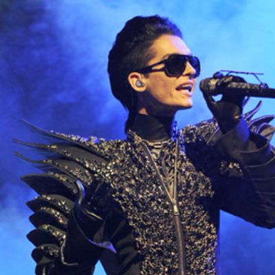 Saksalaisen Tokio Hotel bändin laulaja Bill Kaulitz esiintyy Oberhausissa 26.10.2010.